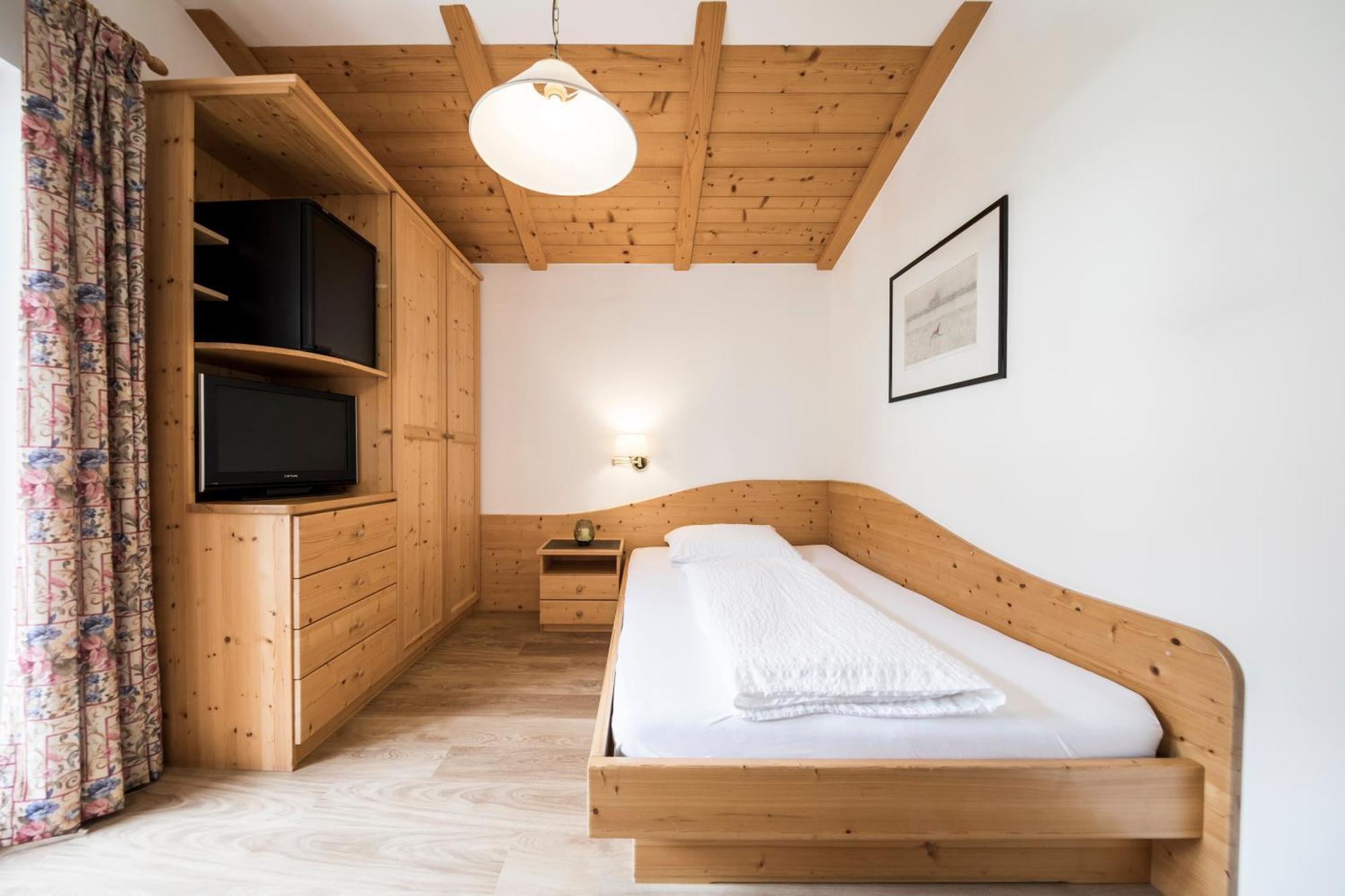 Hotel Torgglhof Caldaro Room photo